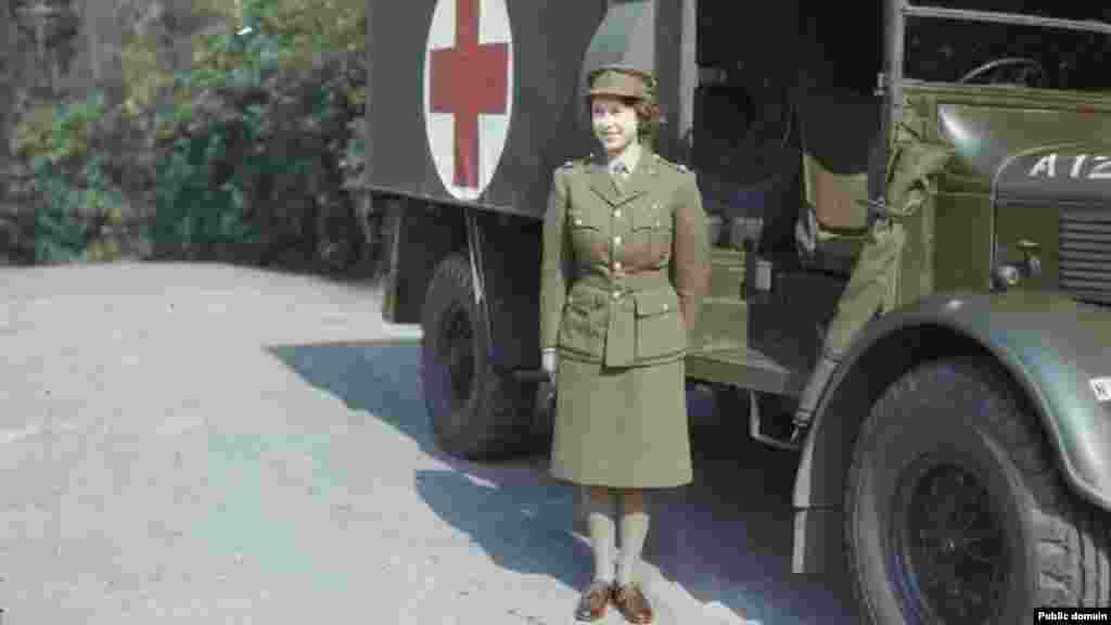 Принцеса Єлизавета (пізніше королева Великої Британії Єлизавета II) служить у допоміжному підрозділі армії, 1945 рік