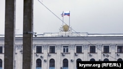 Російські прапори над будівлею Ради міністрів АРК, Сімферополь, 27 лютого 2016 року