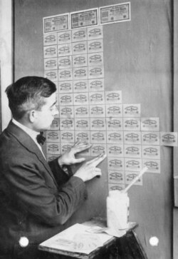 Громадянин Німеччини використовує непотрібні банкноти замість шпалер у 1923 році