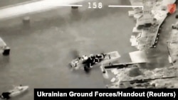 Кадр із відео удару українським БПЛА «Байрактар» по російському десантному катеру типу «Серна» біля острова Зміїний. Відео оприлюднено 7 травня 2022 року