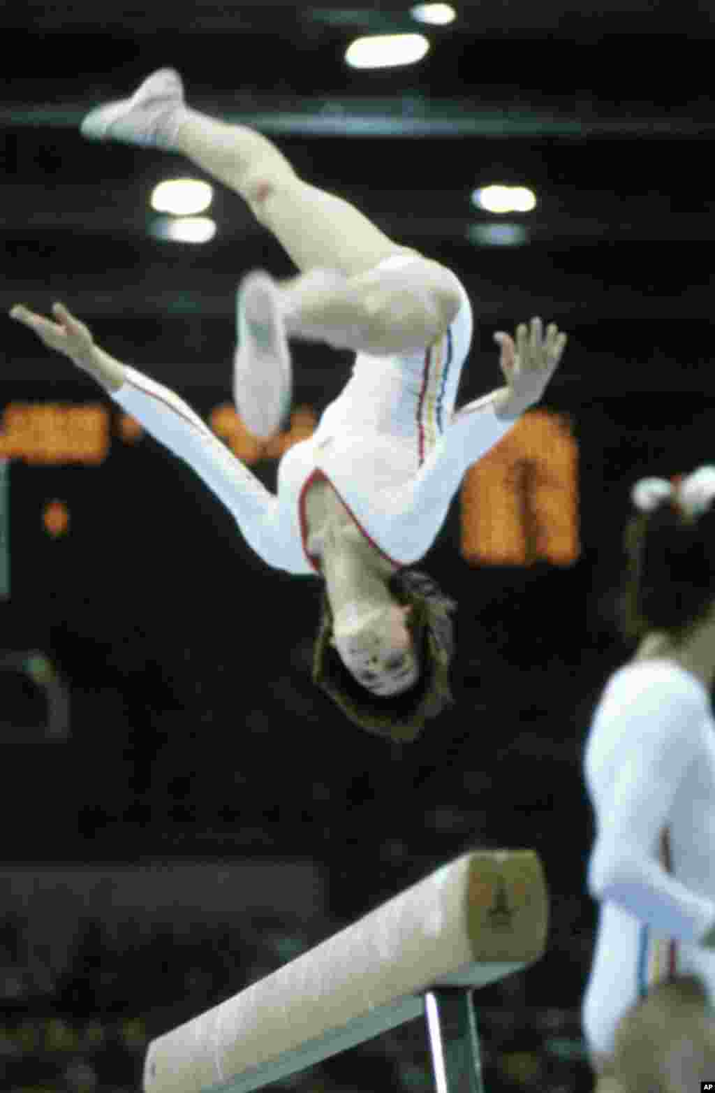 Румунська гімнастка Надя Команечі виконує &laquo;перекид&raquo; під час виступу, за який вона отримає чергову ідеальну десятку, цього разу на балансирі. Її перші круглі 10 балів були присуджені на Олімпіаді в Монреалі в 1976 році. Вона стала першою гімнасткою в історії, яка досягла такого результату
