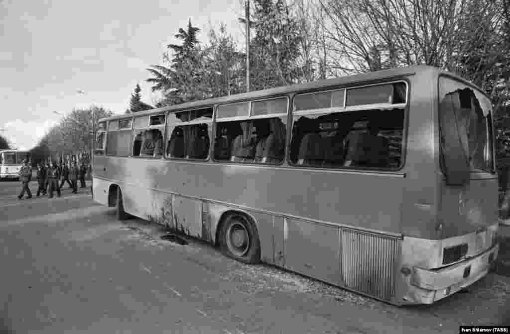 Згорілий автобус у Цхінвалі після того, як колона автомобілів з етнічними грузинами спробувала в&#39;їхати в місто в листопаді 1990 року.&nbsp; Після того, як Південна Осетія оголосила про подальшу автономію від Тбілісі, Гамсахурдіа закликав &laquo;усіх грузинів, що здатні&nbsp;носити зброю, [приєднатися] до маршу проти Цхінвалі! Штурм має розпочатися вранці 23 листопада!&raquo;. Багатотисячна колона грузинських чоловіків була зустрінута блокпостами і натовпами осетин. У наступних зіткненнях загинули щонайменше шестеро осіб 