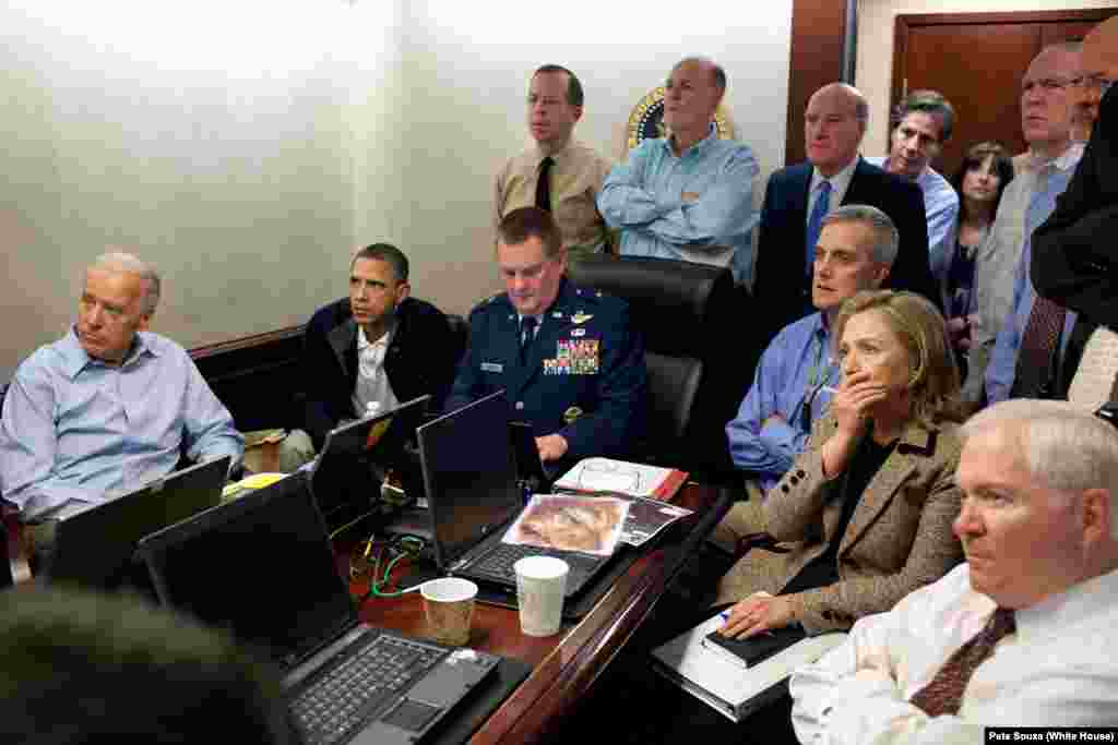 Президент США Барак Обама (другий зліва) і тодішній віце-президент Джо Байден (зліва) разом з членами команди національної безпеки спостерігають за розгортанням рейду. &nbsp; Повідомляється, що Байден був єдиним високопоставленим чиновником, який виступив проти нападу, що відбувся в той час