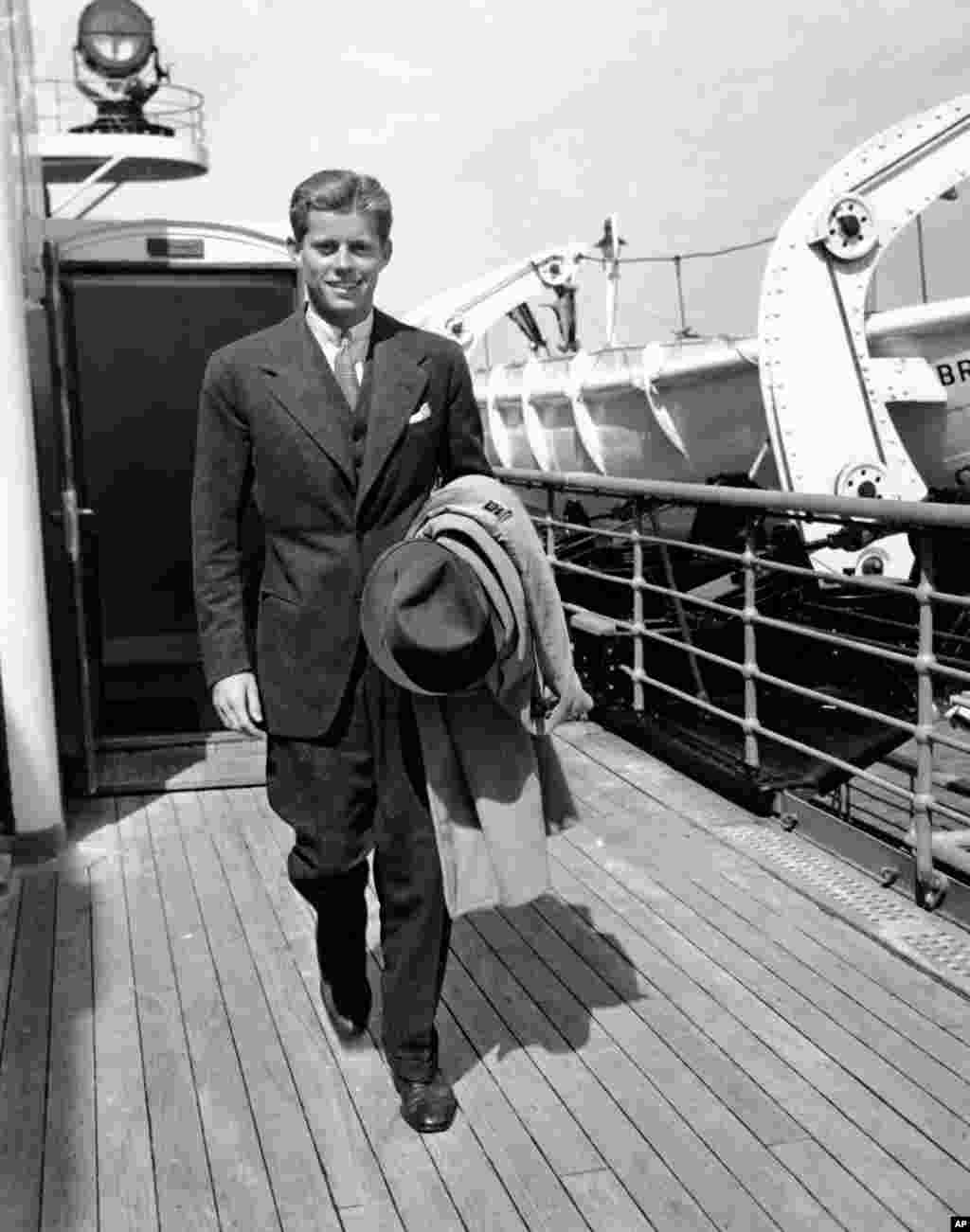 Майбутній президент США Джон Кеннеді повертається в Нью-Йорк після літньої відпустки в Європі (1938 рік). Через три роки він почне службу на флоті, а після неї обереться до Конгресу. У 1961 році Кеннеді став президентом США