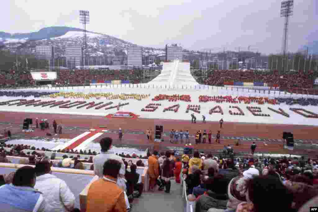 Глядачі та спортсмени з усього світу спостерігають за церемонією відкриття XIV зимових Олімпійських ігор 7 лютого 1984 року в Сараєві