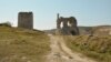 Дорогою до фортеці Каламіта на одному з Інкерманських пагорбів видно тесані камені &ndash; свідчення діяльності древніх людей