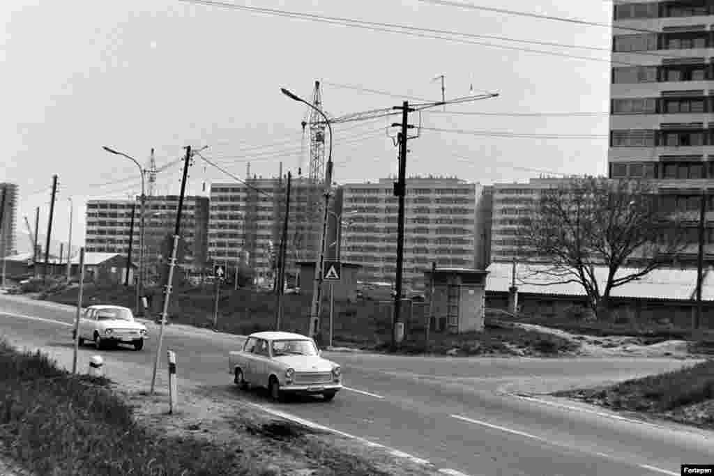 1975 рік. Житловий комплекс поруч із вулицею Балатон. До 1970-х років багато великих будівельних комплексів зводилися за типовими проєктами і були позбавлені привабливості. Сьогодні їх вважають «сірими плямами» на міському ландшафті Будапешту