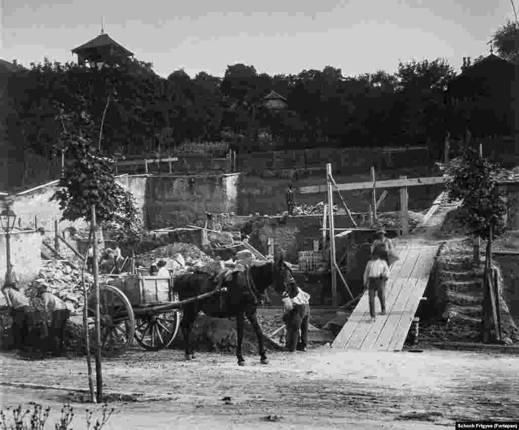 1913 рік. На горі Ґеллерт закладається фундамент знаменитої вілли Геґедюш