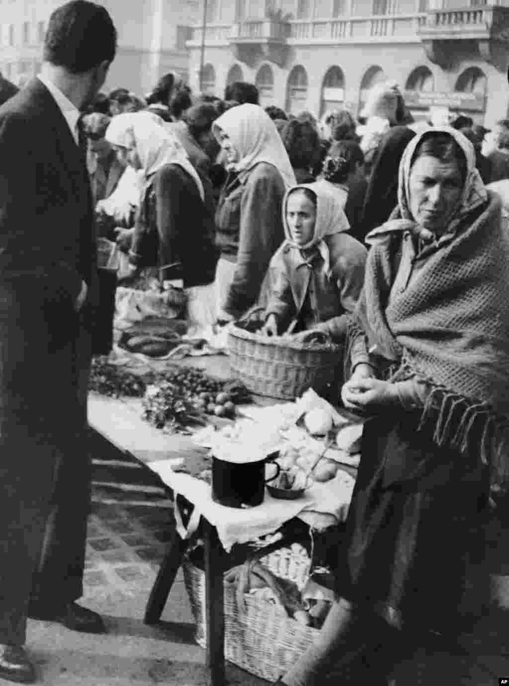 Белградський ринок в 1950 році, коли напруженість у відносинах із Радянським Союзом призвела до торгової блокади, нестачі продовольства і побоювань військового вторгнення. У той час Тіто проводив безжальні репресії проти тих, хто співчував Радянському Союзові. Сотні людей були вбиті під час політичних репресій, ще тисячі були відправлені у виправно-трудові табори