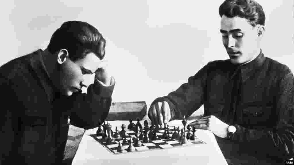 Відретушована фотографія Леоніда Брежнєва (праворуч), на якій він знятий під час гри в шахи в 1935 році. Брежнєв очолював Радянський Союз із 1964 по 1982 рік