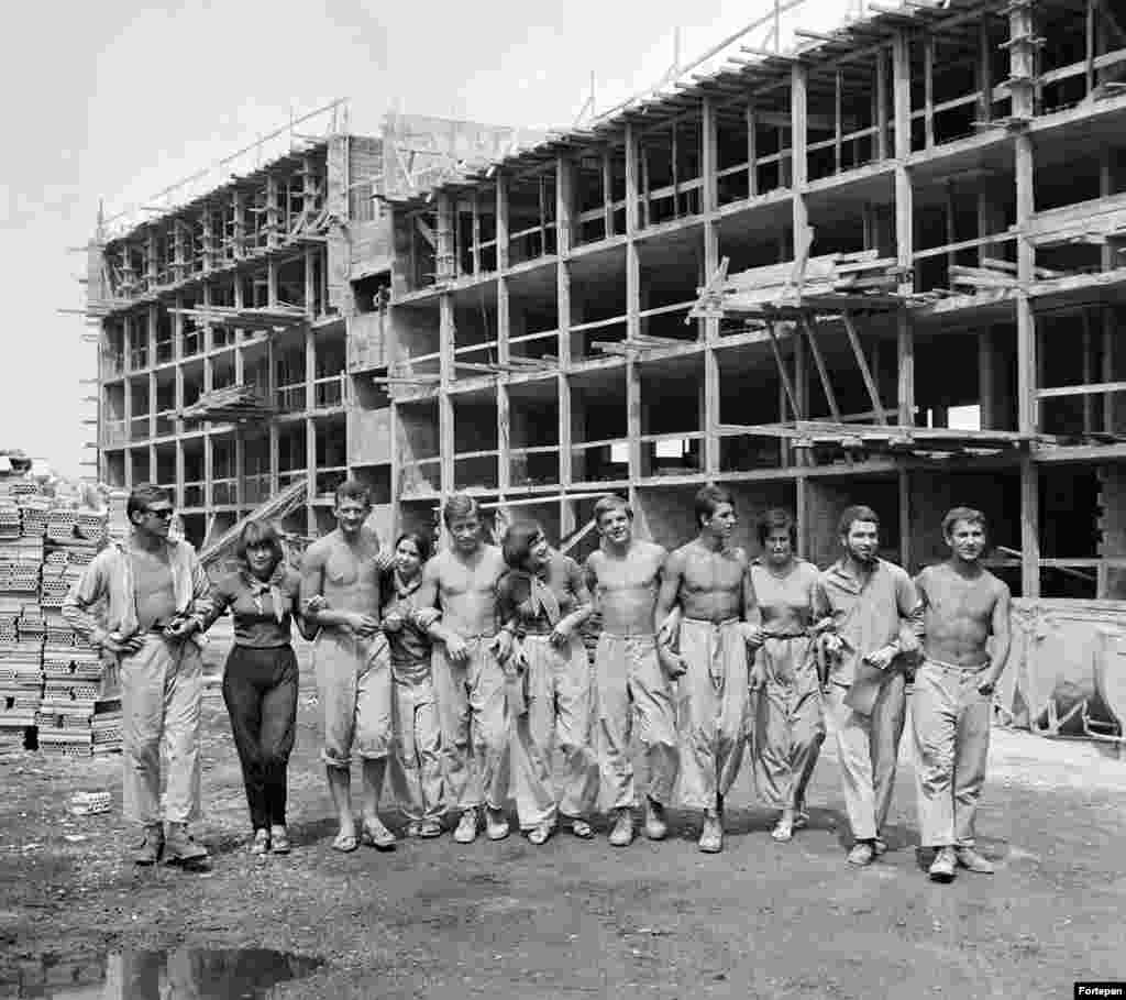 1969 рік. Молодь на будівництві. Через кілька десятиліть соціалістичного ладу в Угорщині гроші на грандіозні проєкти почали вичерпуватися