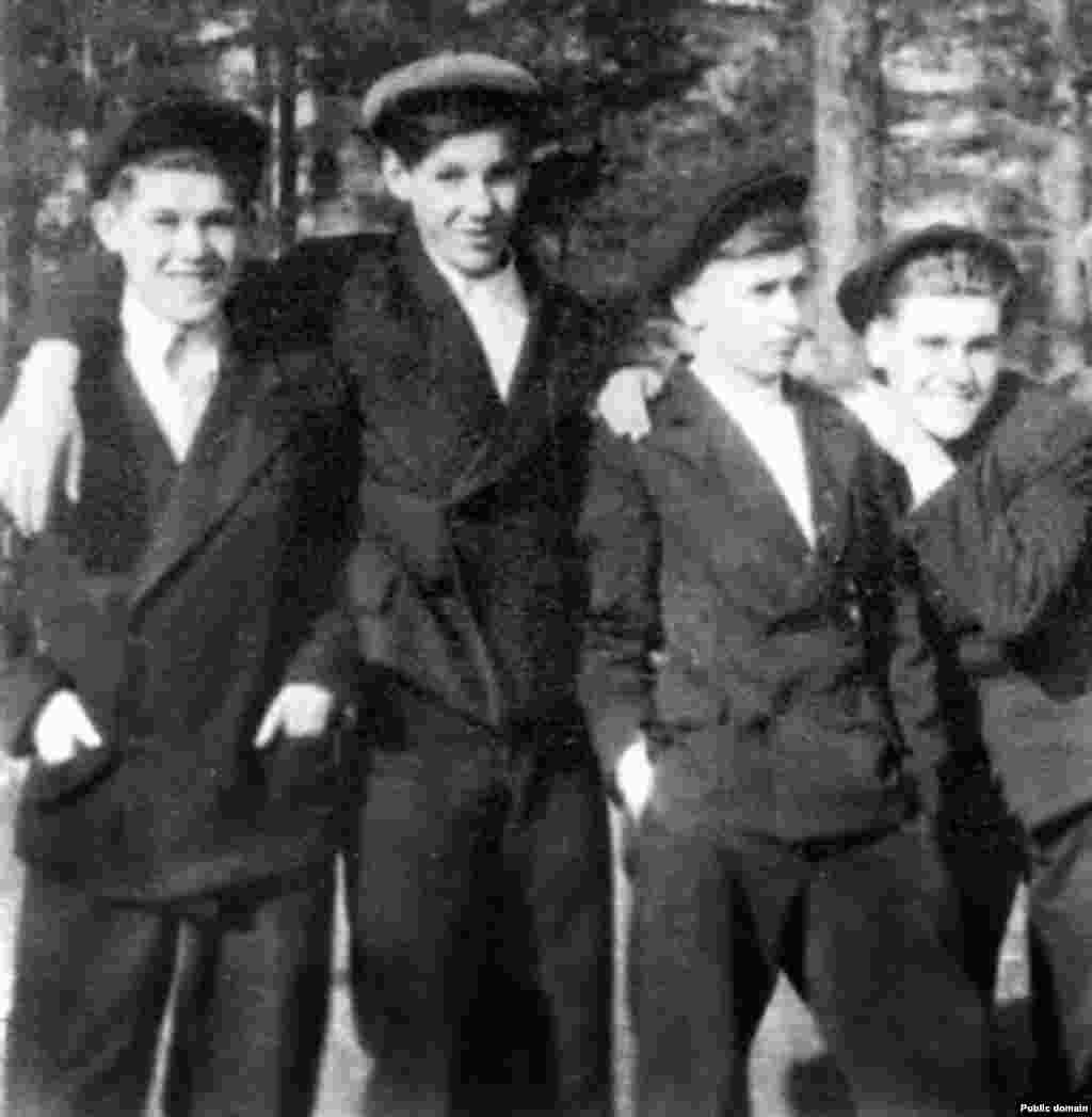 Борис Єльцин (другий зліва) відпочиває з друзями. Перший президент Росії в дитячі роки вважався обдарованою та дуже неспокійною дитиною. Його пустощі призвели до того, що під час вибуху гранати майбутній політик втратив два пальці на лівій руці
