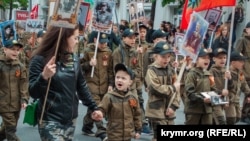 Діти у військовій формі на ході в Севастополі, присвяченій Дню перемоги. Крим, 9 травня 2019 року
