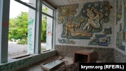 Мозаїчне панно у колишній грязелікарні «Мойнаки» в Євпаторії художника Юрія Бєлкіна