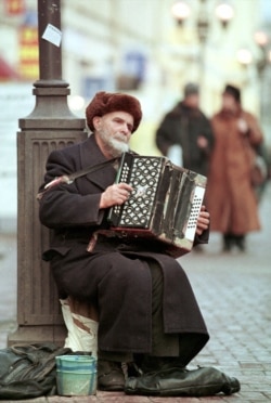 Літній чоловік у Москві в грудні 1998 року