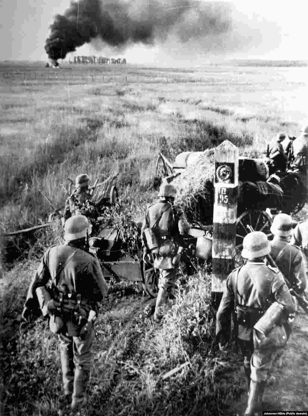 На фото &ndash; німецькі солдати везуть гармату повз радянський прикордонний знак &ndash; одна з перших світлин, зроблених під час операції &laquo;Барбаросса&raquo;, нападу на Радянський Союз, яку розпочали на світанку 22 червня 1941 року