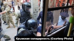 Масові затримання біля будівлі ФСБ Росії в Сімферополі, 4 вересня 2021 року