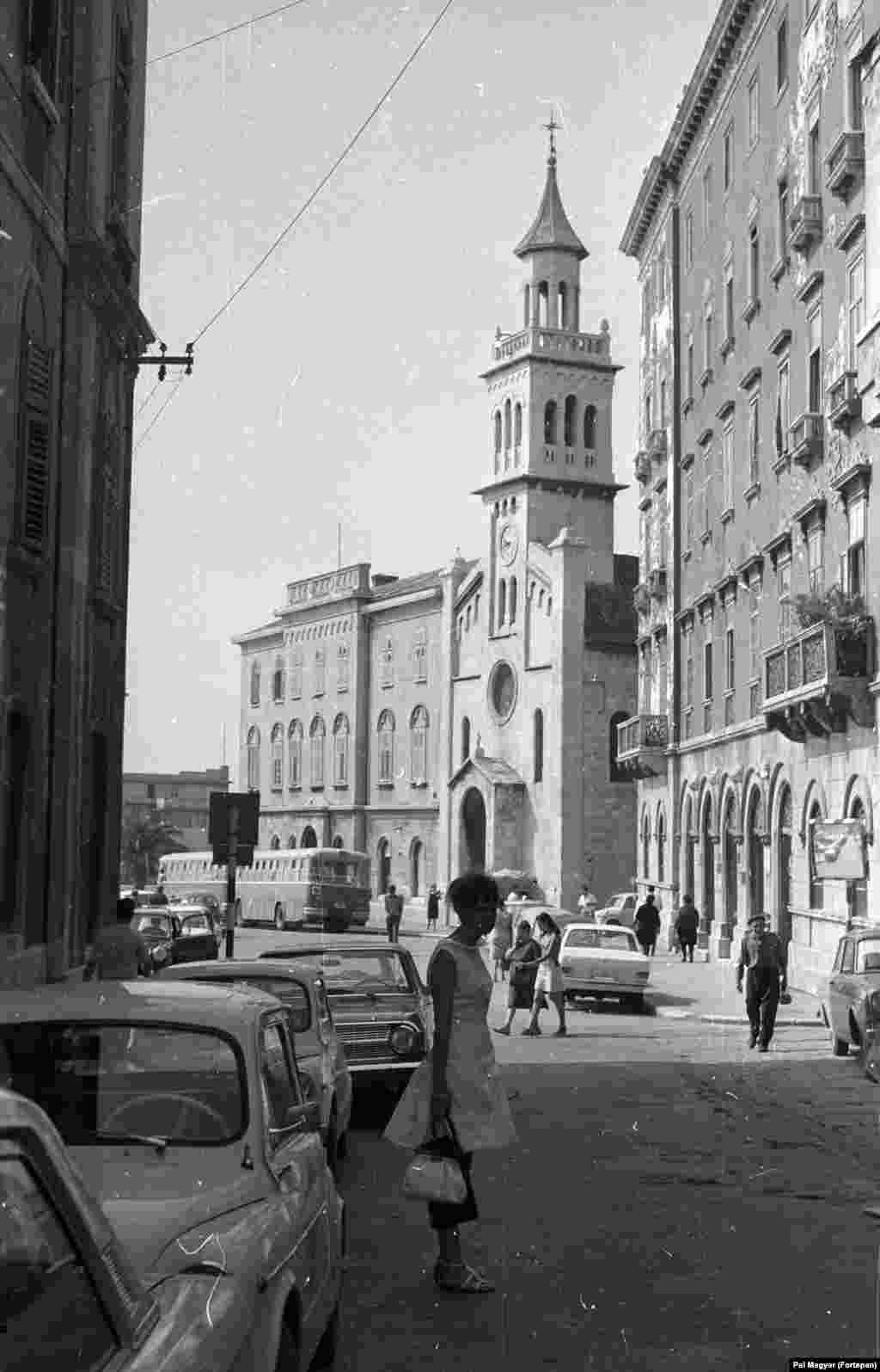 Люди гуляють вулицями Спліту, Хорватія. 1965 рік