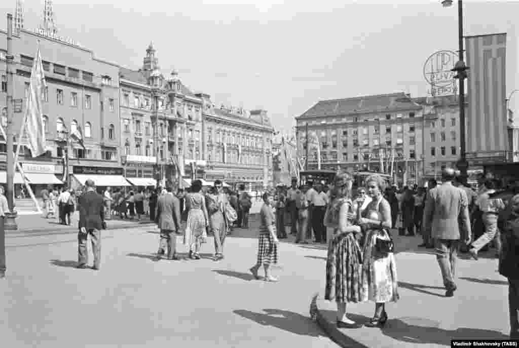 Люди насолоджуються літнім днем у Загребі у 1955 році. Після смерті Сталіна Югославії вдалося налаштувати Захід проти Радянського Союзу, бо кожна із сторін боролася за вплив у країні
