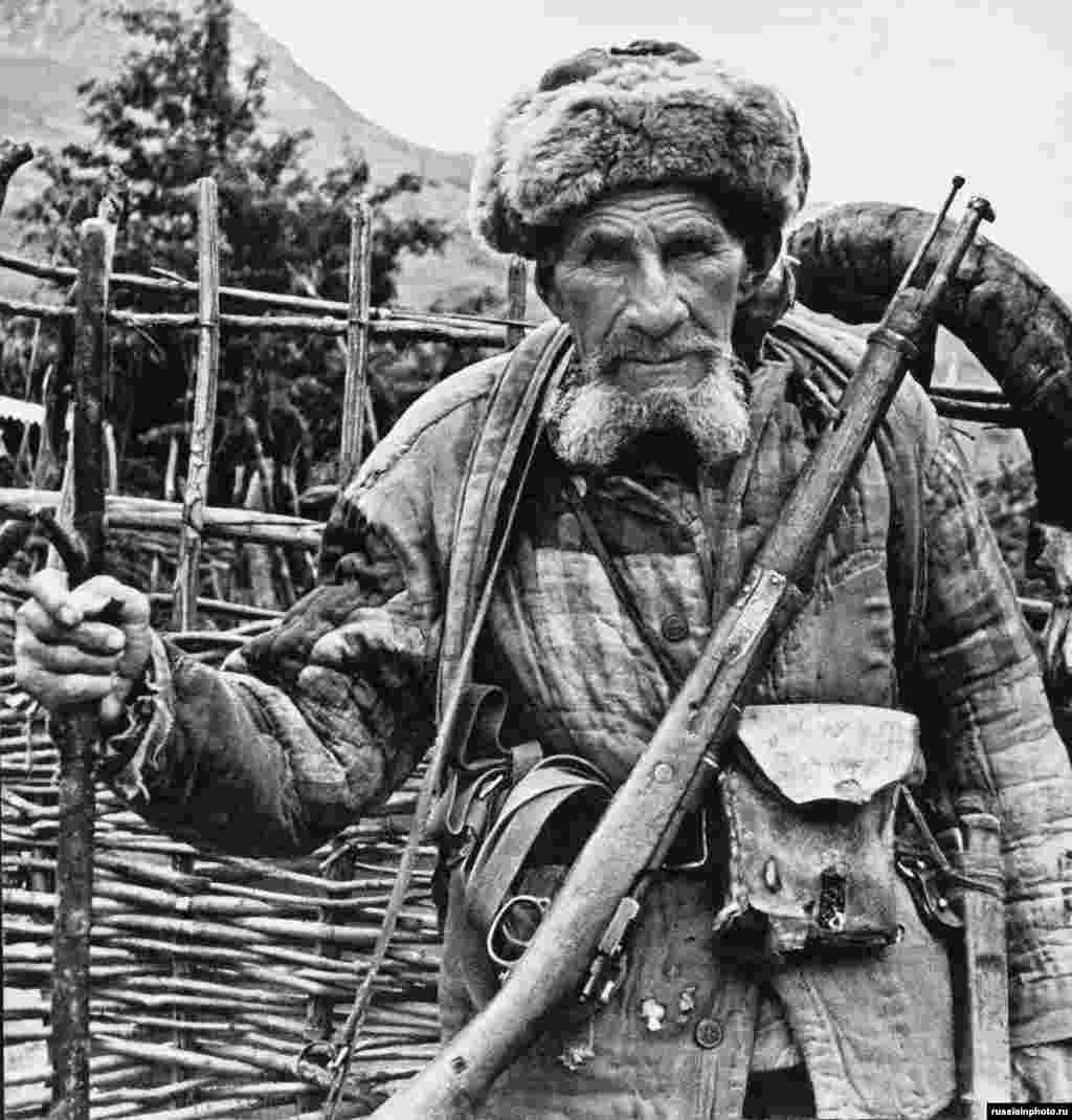 Мисливець з Осетії на світлині 1970-х років. Осетини &ndash; іранська етнічна група, яка розмовляє мовою, близькою до перської.&nbsp; У 1989 році з близько 98 500 жителів Південної Осетії дві третини становили етнічні осетини і близько однієї третини &ndash; етнічні грузини 