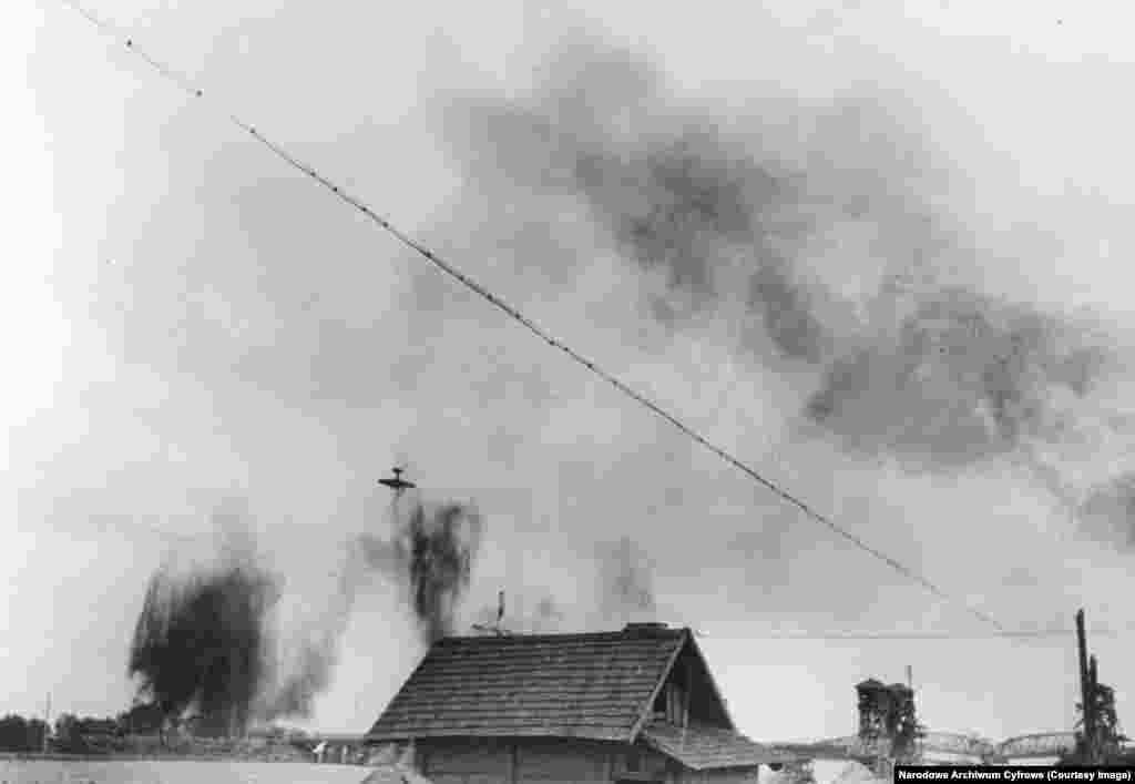 Радянський бомбардувальник &laquo;Туполєв&raquo; падає, збитий під час боїв на річці Березина в липні 1941 року. Територія сучасної Білорусі