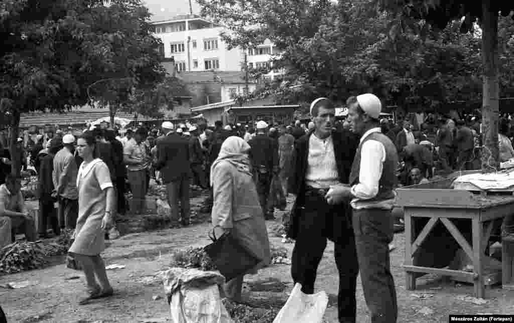 Місцеві жителі спілкуються на ринку в Тетові, Македонія, в 1971 році. Гасло &laquo;братерство і єдність&raquo; було керівним принципом багатонаціональної Югославії. На тлі репресій таємної поліції в Югославії почали з&rsquo;являтися проблеми за етнічною ознакою