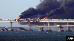 Пожежа на Керченському (Кримському) мосту на світанку в Керченській протоці. 8 жовтня 2022 року