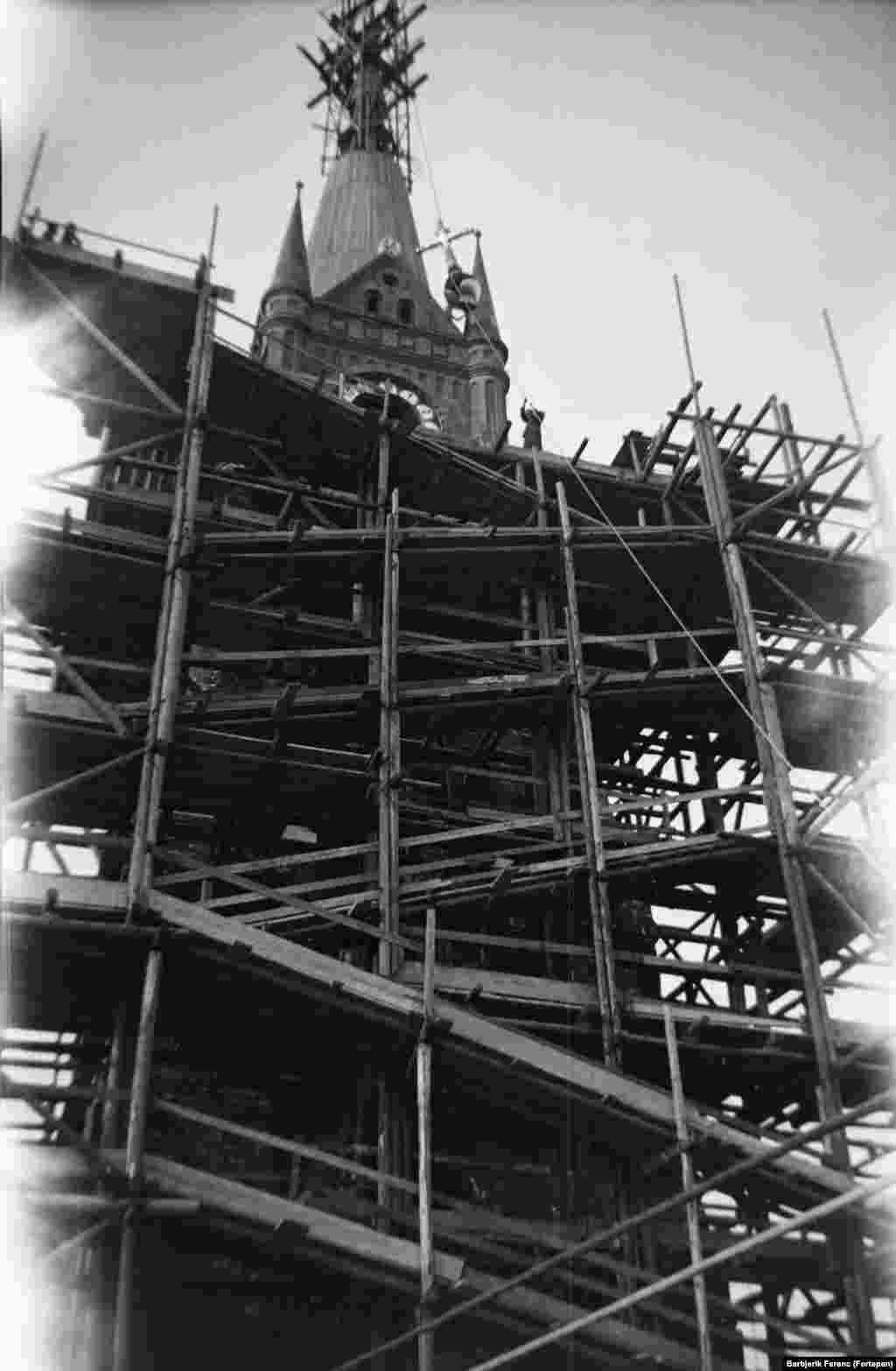 1937 рік. На шпиль церкви Святого Духа встановлюють хрест. Будівництво наближається до завершення