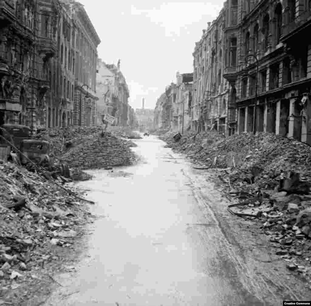 Автомобіль їде спустошеною берлінською вулицею. &nbsp; Велика частина збитків була нанесена бомбардуваннями Великою Британією, США та Францією, внаслідок яких загинули десятки тисяч мирних жителів