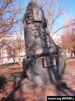 Пам'ятник загиблому екіпажу літака-розвідника Ту-22 в центрі колишнього закритого авіагарнізону «Саки-4»
