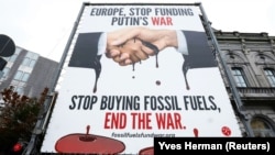 Розтяжка «Європо, припини фінансування війни Путіна. Припиніть купувати викопне паливо, завершіть війну» біля Європейського парламенту в Брюсселі, Бельгія, 27 вересня 2022 року