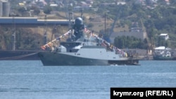 Російський малий ракетний корабель класу «Буян-М» – носій крилатих ракет «Калібр» у бухті Севастополя
