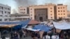 Клуби диму піднімаються над районом міста Газа, де розташований медичний комплекс і центральна лікарня Аль-Шифа, біля якої ховаються палестинці від бомбардувань, 8 листопада 2023 року