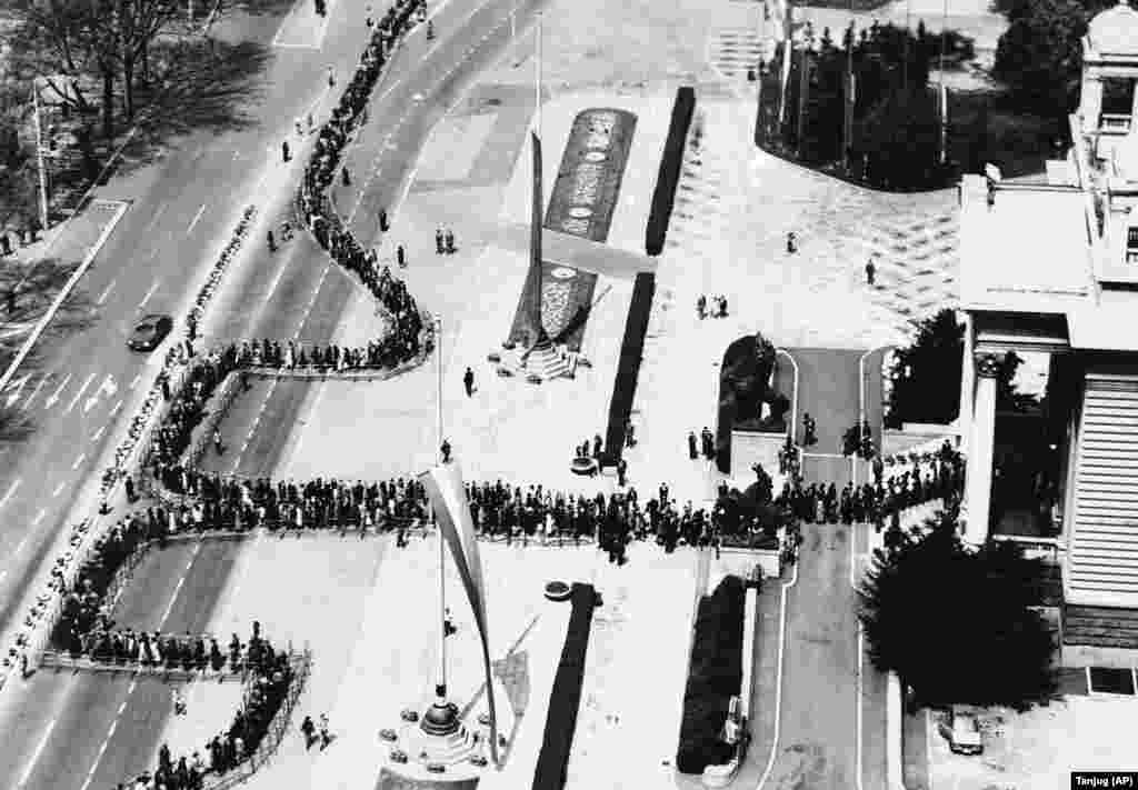 Довгі черги вишикувались до будівлі парламенту Белградц в травні 1980 року, де лежало тіло Тіто, який помер 4 травня 1980 року