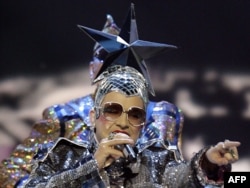 Вєрка Сердючка співає «Dancing Lasha Tumbai» під час фіналу конкурсу «Євробачення-2007» у Гельсінкі, 12 травня 2007 року