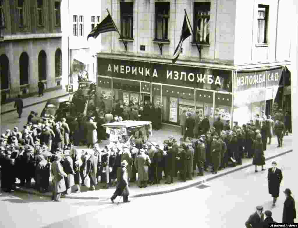 Місцеві жителі в Белграді шикуються в чергу біля &laquo;Інформаційного центру США&raquo;, щоб прочитати газети, які повідомляють про смерть Сталіна, в 1953 році