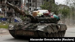 Російські солдати на танку в місті Попасна на Луганщині з побутовими речами, травень 2022 року