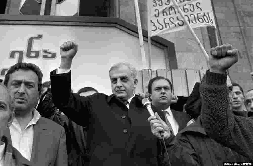 Грузинський політичний діяч Звіад Гамсахурдіа (в центрі) під час мітингу в Тбілісі у 1989 році.&nbsp; Коли Грузія прагнула виходу з Радянського Союзу наприкінці&nbsp;1980-х років, інтелектуал Звіад Гамсахурдіа&nbsp;просував етнічну націоналістичну ідею. Він був обраний президентом Грузії в 1991 році, отримавши майже 90 відсотків голосів. Один філософ відреагував на платформу Гамсахурдії &laquo;Грузія для грузинів&raquo;, заявивши: &laquo;Якщо це вибір мого народу, то я проти свого народу&raquo; 