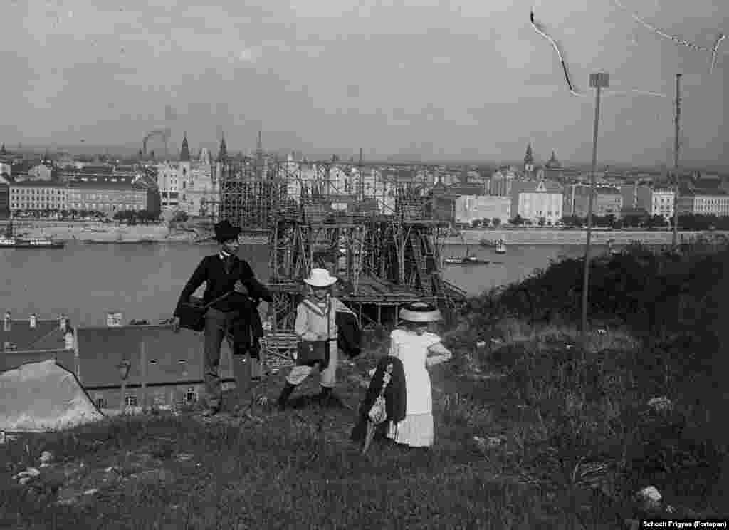 1900 рік. Діти з заможної родини на горі Ґеллерт. На задньому плані &ndash; будівництво мосту Ержебет