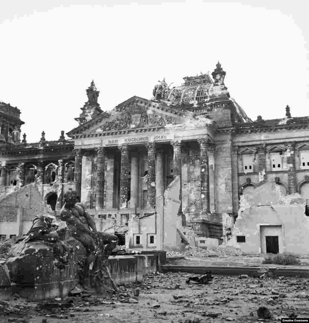 Пошкоджений обстрілом Рейхстаг. &nbsp; До кінця війни населення Берліну&nbsp;різко скоротилося, переважно через те, що люди тікали від радянських військ, які наступали