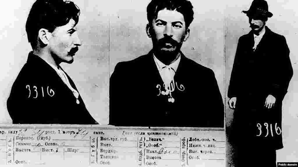 Фотографії з поліцейського досьє, зроблені на початку 1900-х років. На них зображений чоловік, який пізніше стане відомий як Йосип Сталін. У роки, коли були зроблені знімки, група революціонерів здійснила пограбування банку центрі Тбілісі, вбивши приблизно 40 осіб