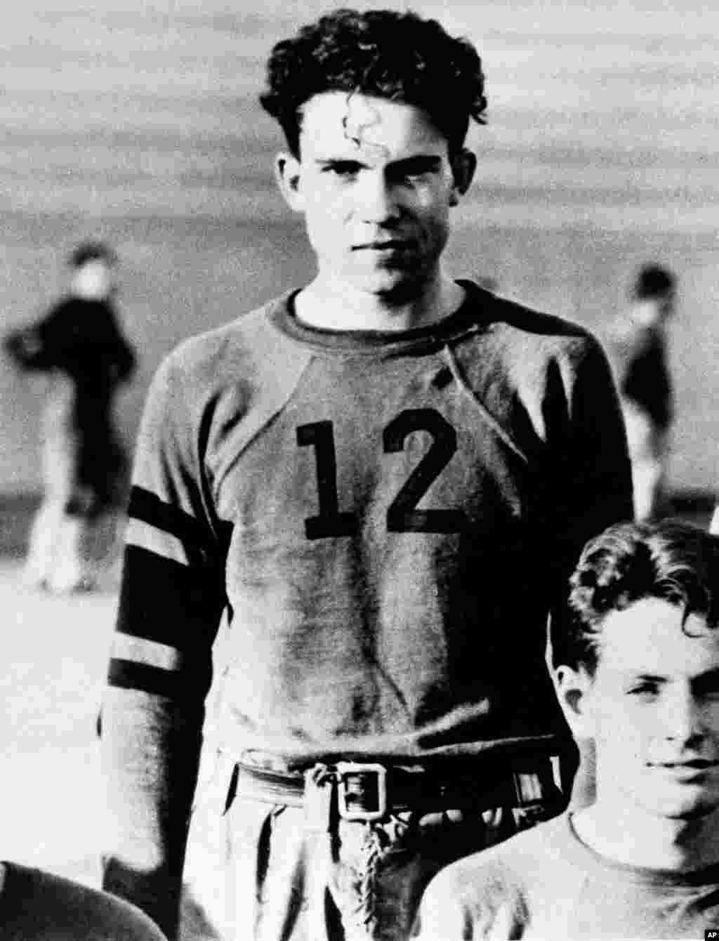 Річард Ніксон &ndash; запасний гравець футбольної команди свого коледжу в Каліфорнії, 1930-і роки