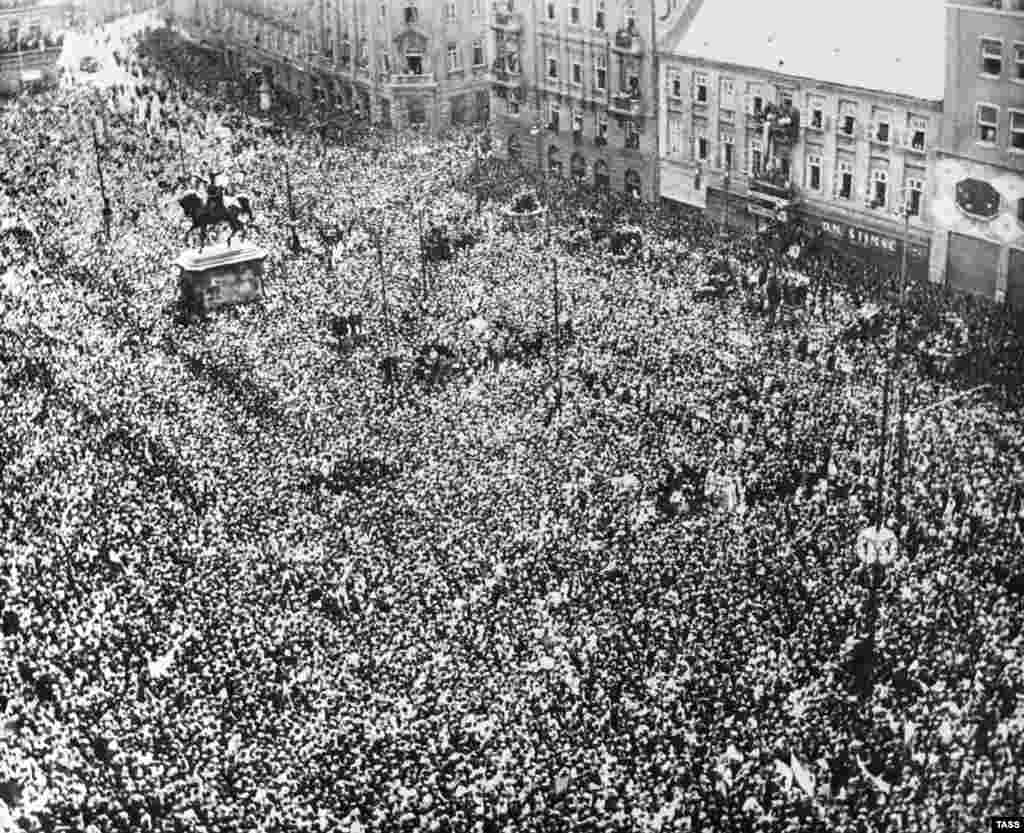 Тисячі людей зібралися, щоб відсвяткувати перемогу над нацистською Німеччиною в Загребі, Югославія, в 1945 році. 29 листопада того ж року вигнаний югославський король Петро ІІ Карагеоргієвич був усунений, а комуністичний уряд оголосив про створення Федеративної Народної Республіки Югославія