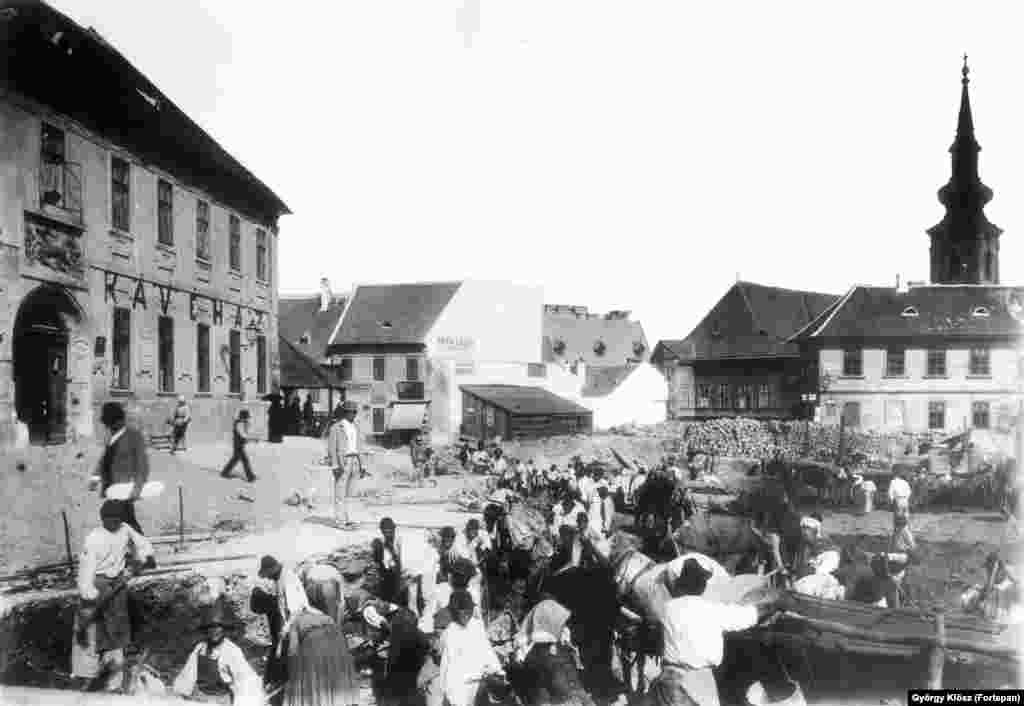 1894 рік. Робітники на будівництві на тлі вежі церкви Святої Катерини Александрійської, який височіє (вгорі праворуч) на південь від Будайського замку