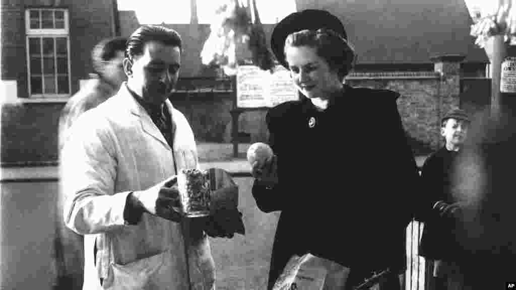 Маргарет Робертс (пізніше прем&#39;єр-міністр Великої Британії Маргарет Тетчер) купує арахіс і фрукти в Кенті, 1950 рік.