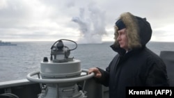 Володимир Путін спостерігає за спільними навчаннями Північного та Чорноморського флотів з борту крейсера «Маршал Устинов» у Чорному морі біля берегів Криму, 9 січня 2020 року