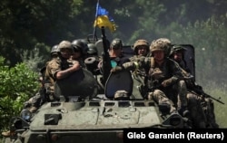 Українські військовослужбовці на бронетранспортері в Донецькій області, 7 липня 2022 року