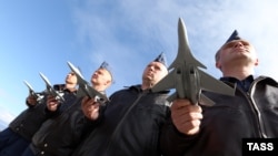 Екіпажі винищувачів-перехоплювачів МіГ-31 під час опрацювання бойових завдань на аеродромі Єлизово. РФ, 2014 рік