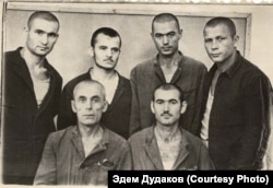 Рідван Гафаров (сидить зліва) з групою політв'язнів-кримських татар, серед яких Мустафа Джемілєв (2-й зліва в 2-му ряду). Узбекистан, вересень 1967 року