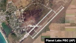 Військовий аеродром біля селища Новофедорівка поблизу міста Саки в окупованому Криму після вибухів 9 серпня.